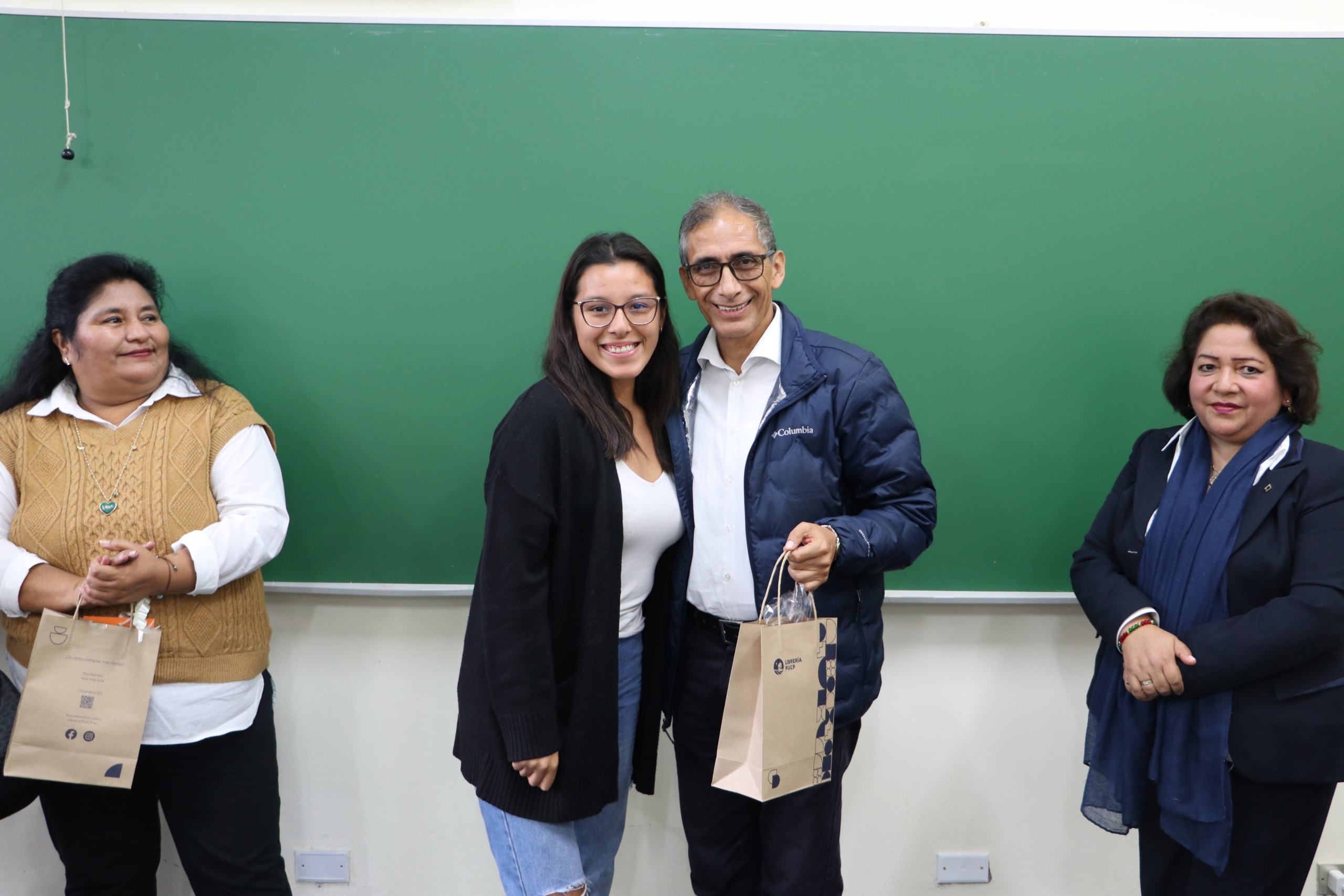 Arturo Mendoza junto a estudiante