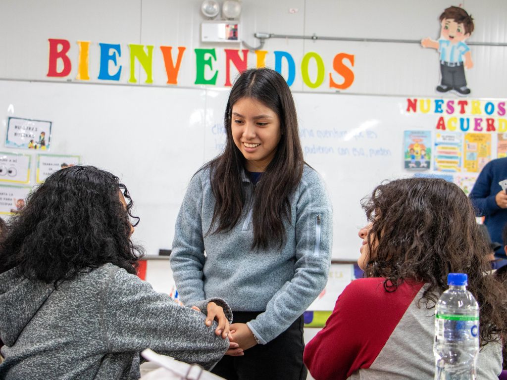 Estudiante FAE promoviendo expresión oral